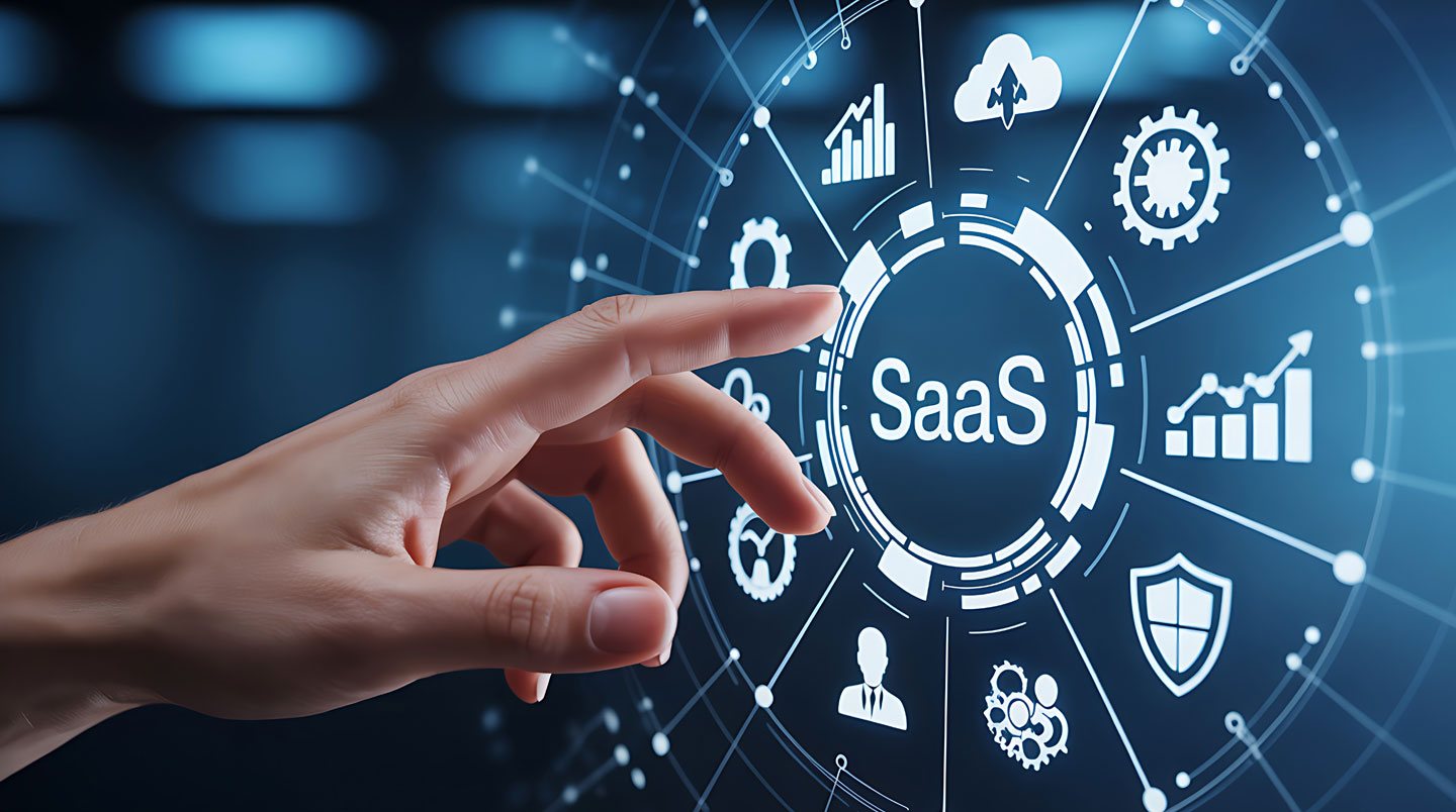 Dirigeant et responsable financière de PME analysant ensemble comparatif de logiciels SaaS sur ordinateur portable dans salle de réunion moderne